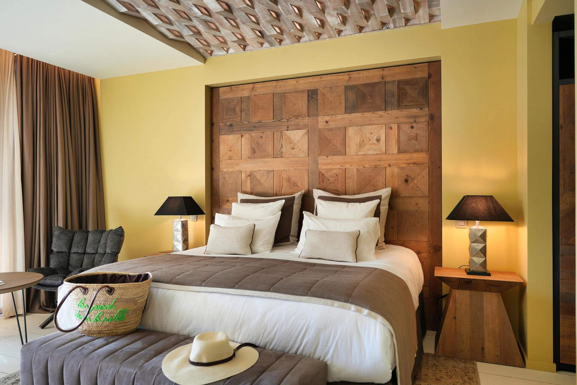 L'intérieur d'une chambre de l'hôtel Les Régalia