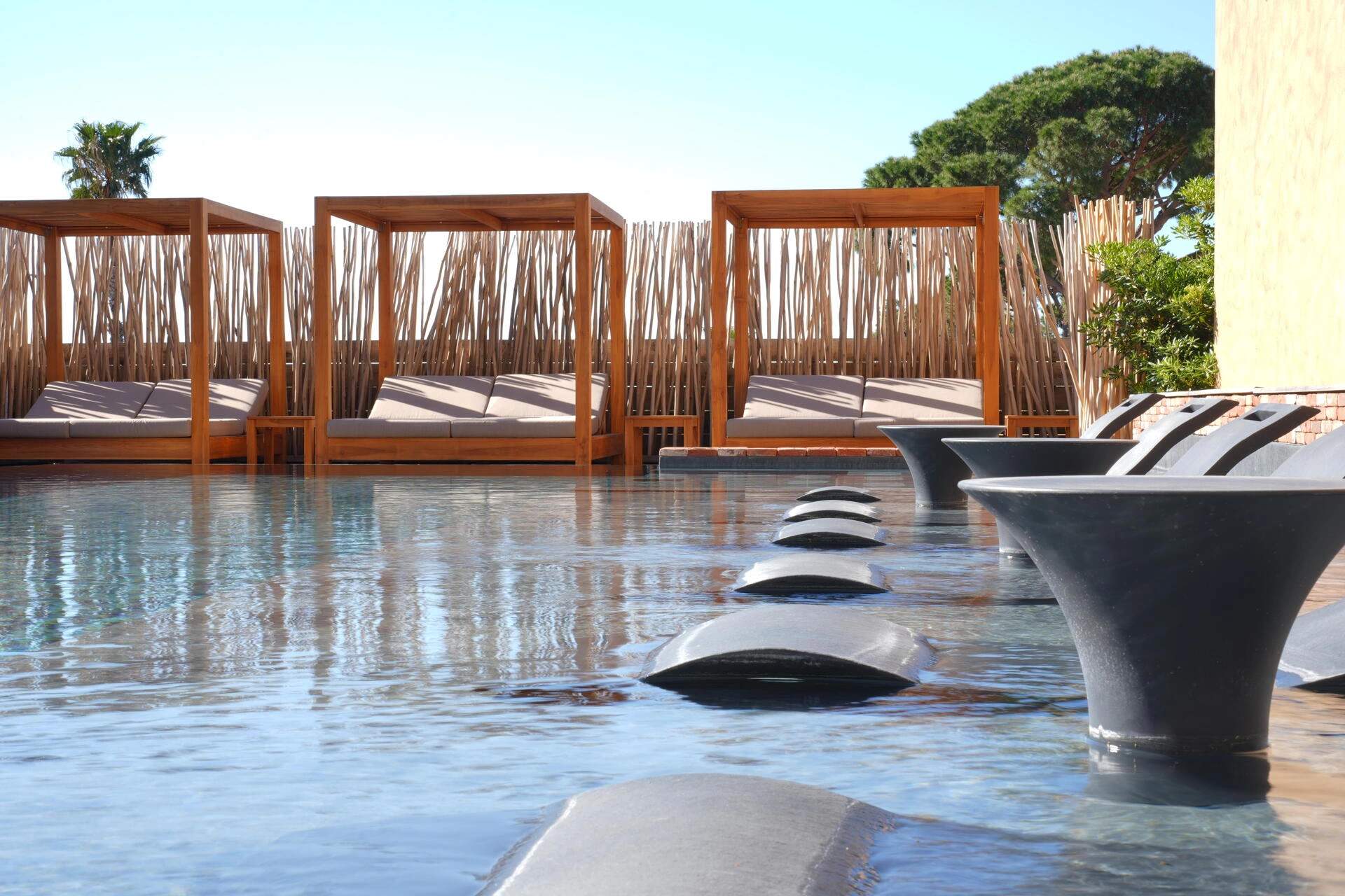 La piscine de l'hôtel Les Regalia