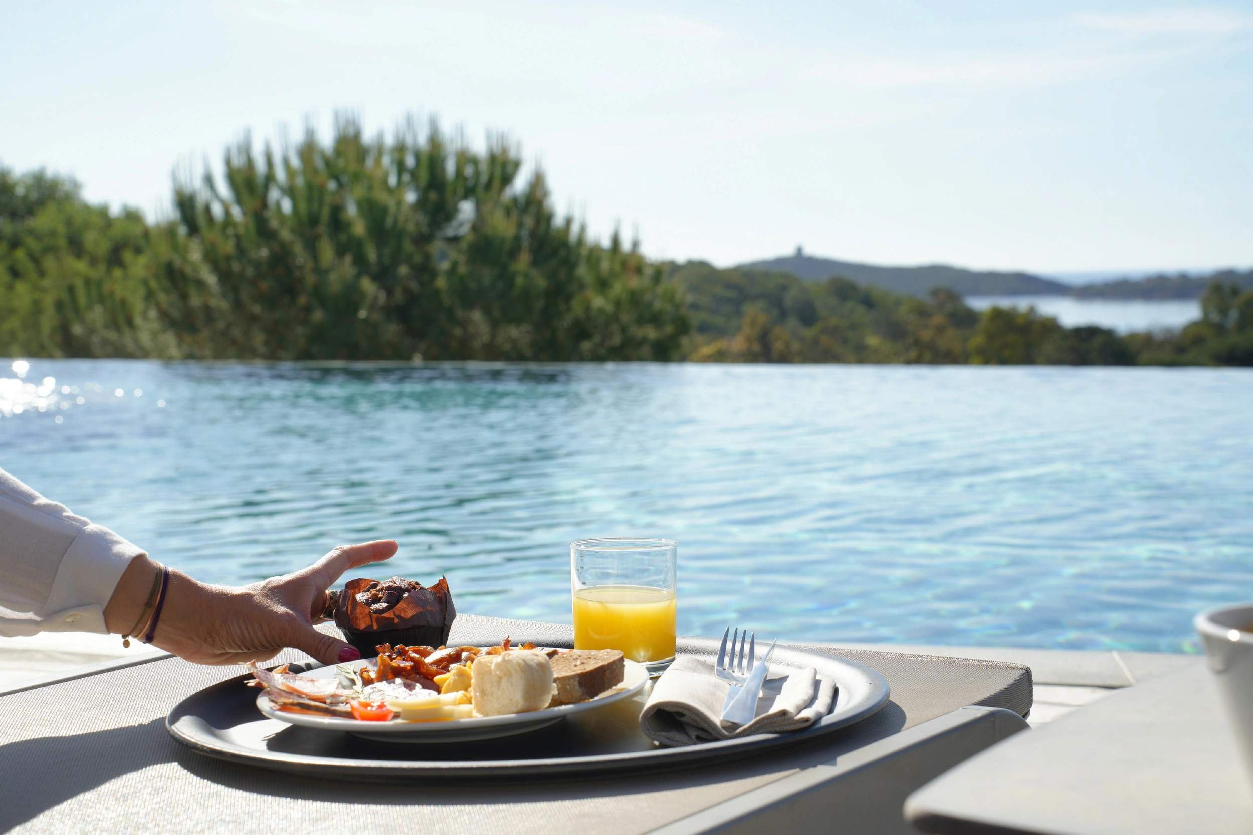 Le petit-déjeuner au bord de la piscine à l'hôtel U Paesolu