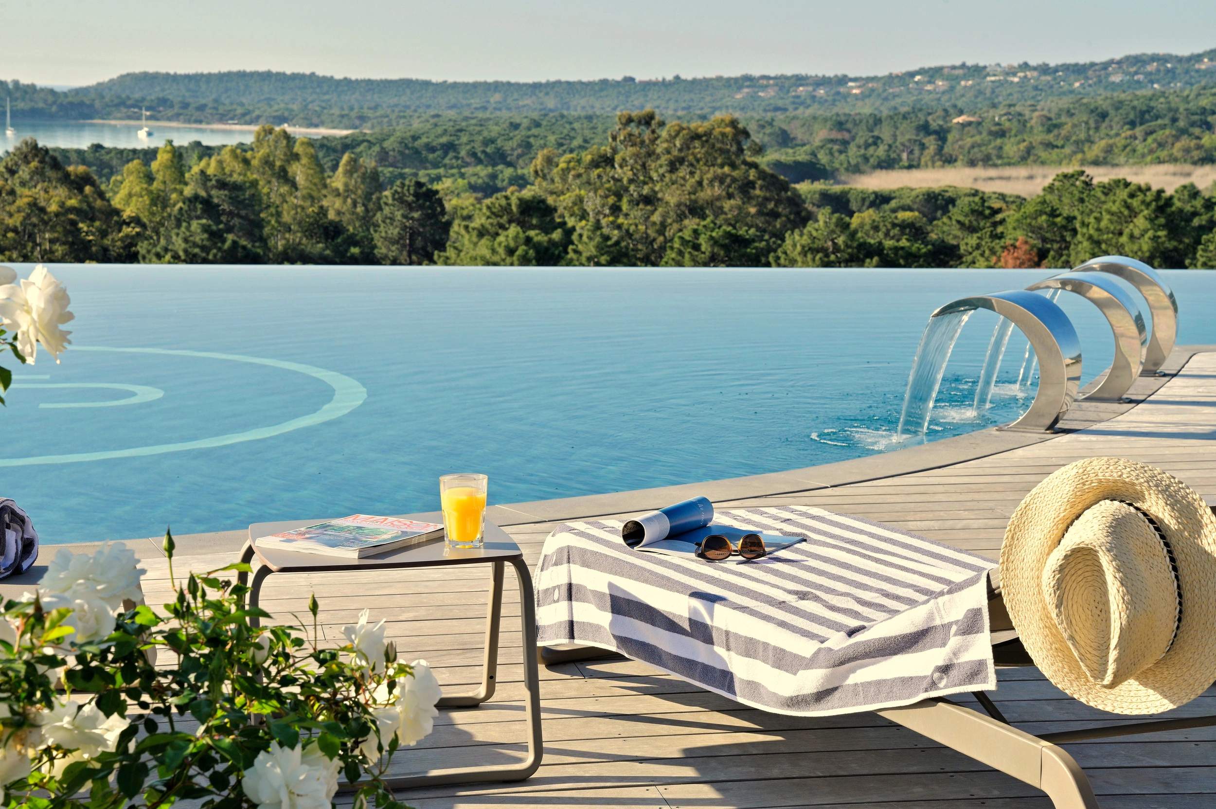 La piscine chauffée de l'hôtel et résidence U Paesolu